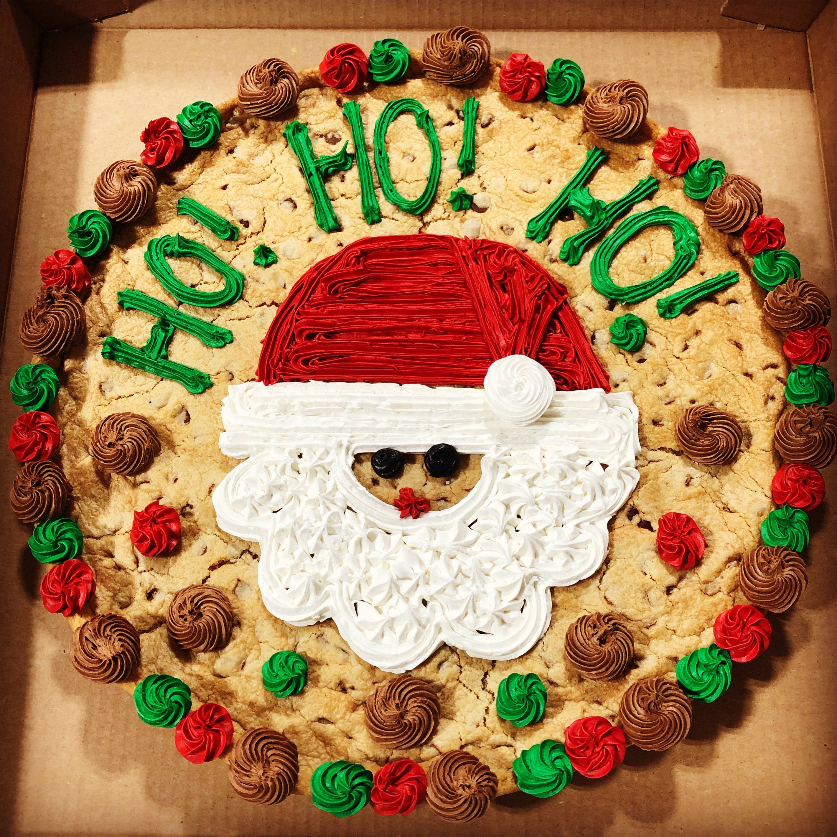 CHRISTMAS CAKES TO KEEP THE HOLIDAY SPIRITS UP